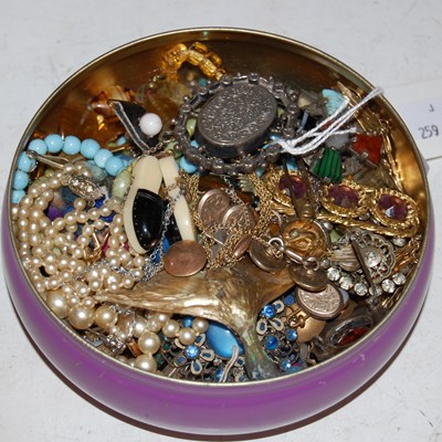 Lot 99 - A box of assorted costume jewellery.