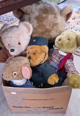 Lot 513 - A box of assorted vintage stuffed child's...