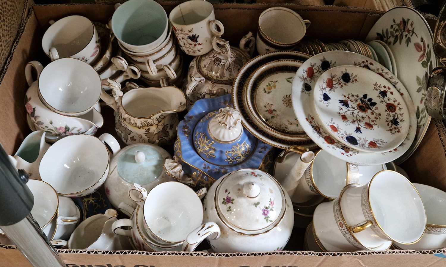 Lot 540 - A box of mixed tea wares to include examples