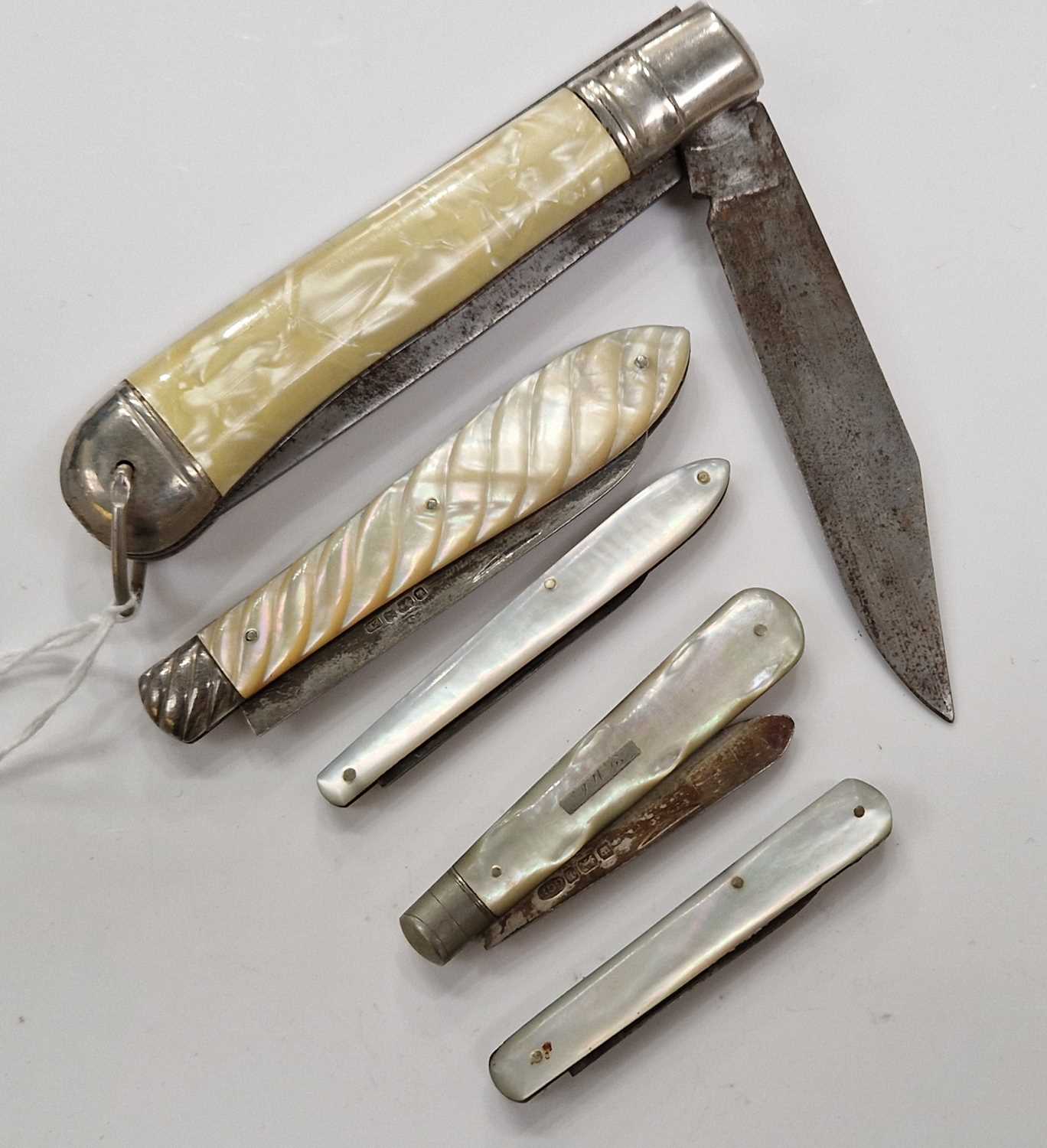 Lot 123 - A collection of five assorted pocket knives to...