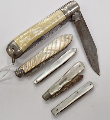 Lot 123A - A collection of five assorted pocket knives to...