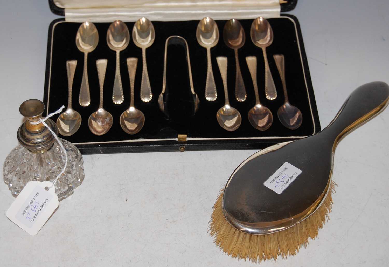 Lot 143 - A cased set of twelve London silver teaspoons...