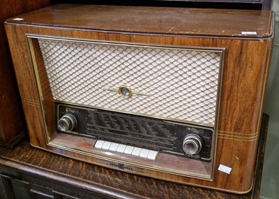 Lot 719 - A vintage rosewood Nord Mende radio model...