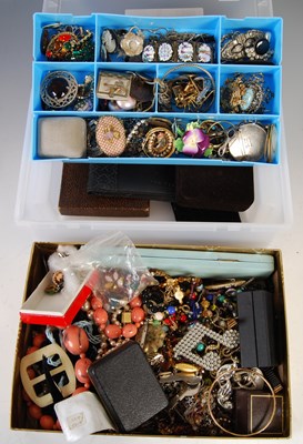 Lot 338 - A collection of assorted costume jewellery...