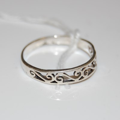 Lot 176 - A silver ring with pierced scroll detail