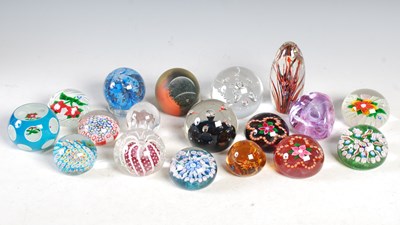 Lot 18 - A collection of eighteen assorted paperweights...