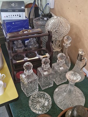 Lot 480 - A collection of assorted crystal and other...