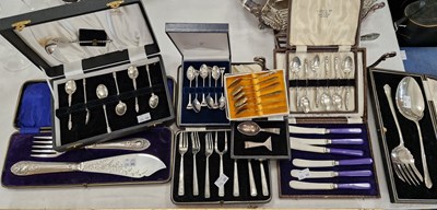 Lot 526 - A collection of assorted cased flat ware, to...