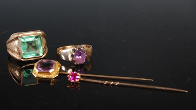 Lot 87 - Small group of jewellery to include yellow...