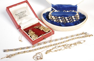 Lot 111 - A collection of costume jewellery to include a...