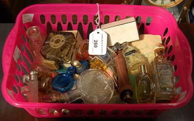 Lot 260 - A quantity of perfume/ scent bottles to...