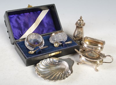 Lot 164 - A collection of silverware to include a cased...