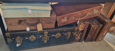 Lot 733 - A collection of assorted travel cases to...