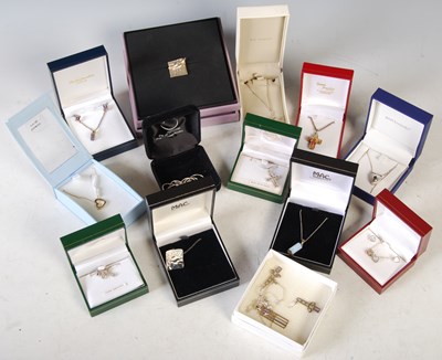 Lot 256 - Box - assorted boxed jewellery to include Ola...