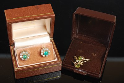 Lot 261 - A pair of yellow metal split pearl and green...