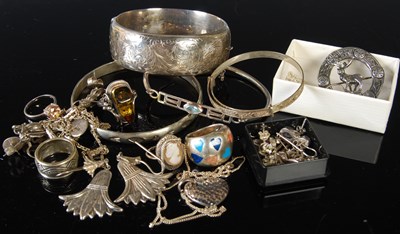 Lot 262 - A collection of assorted white metal jewellery...