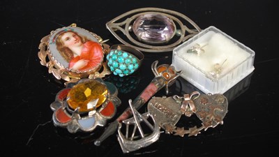 Lot 270 - A collection of assorted jewellery to include...