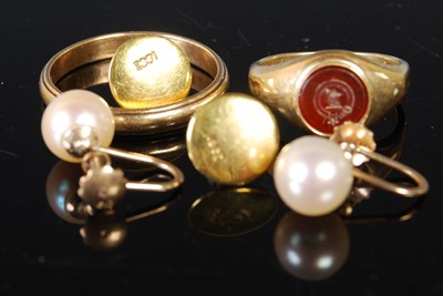 Lot 274 - A yellow metal signet ring with red carnelian...