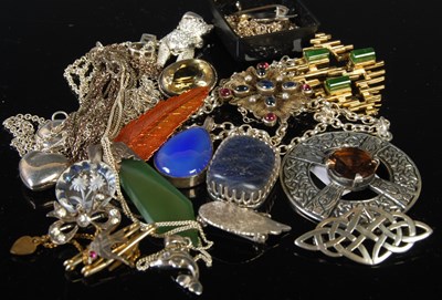 Lot 287 - A collection of assorted brooches, pendants,...