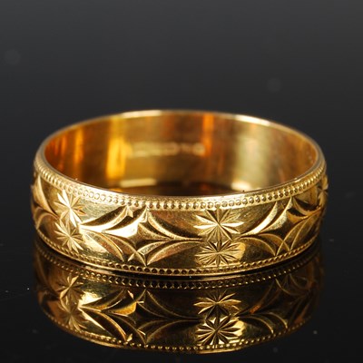 Lot 313 - An 18ct gold ring, size 'Z', 6.2 grams.