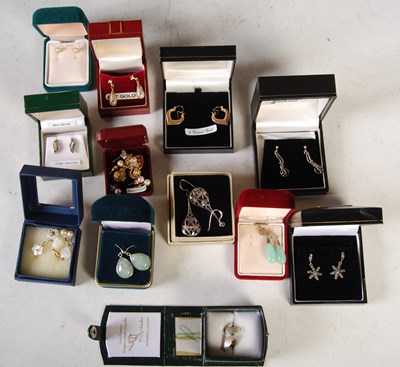 Lot 334 - Box - containing a collection of assorted...