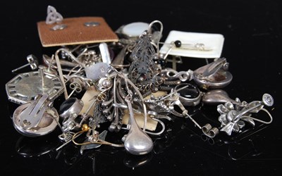 Lot 122D - A collection of assorted silver and white...