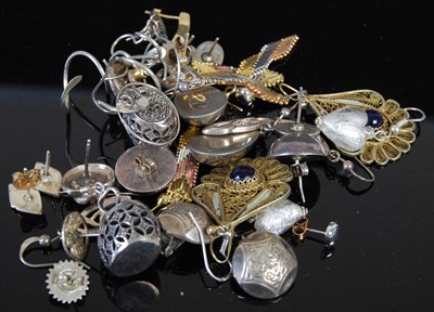 Lot 122K - A bag of assorted silver and white metal...