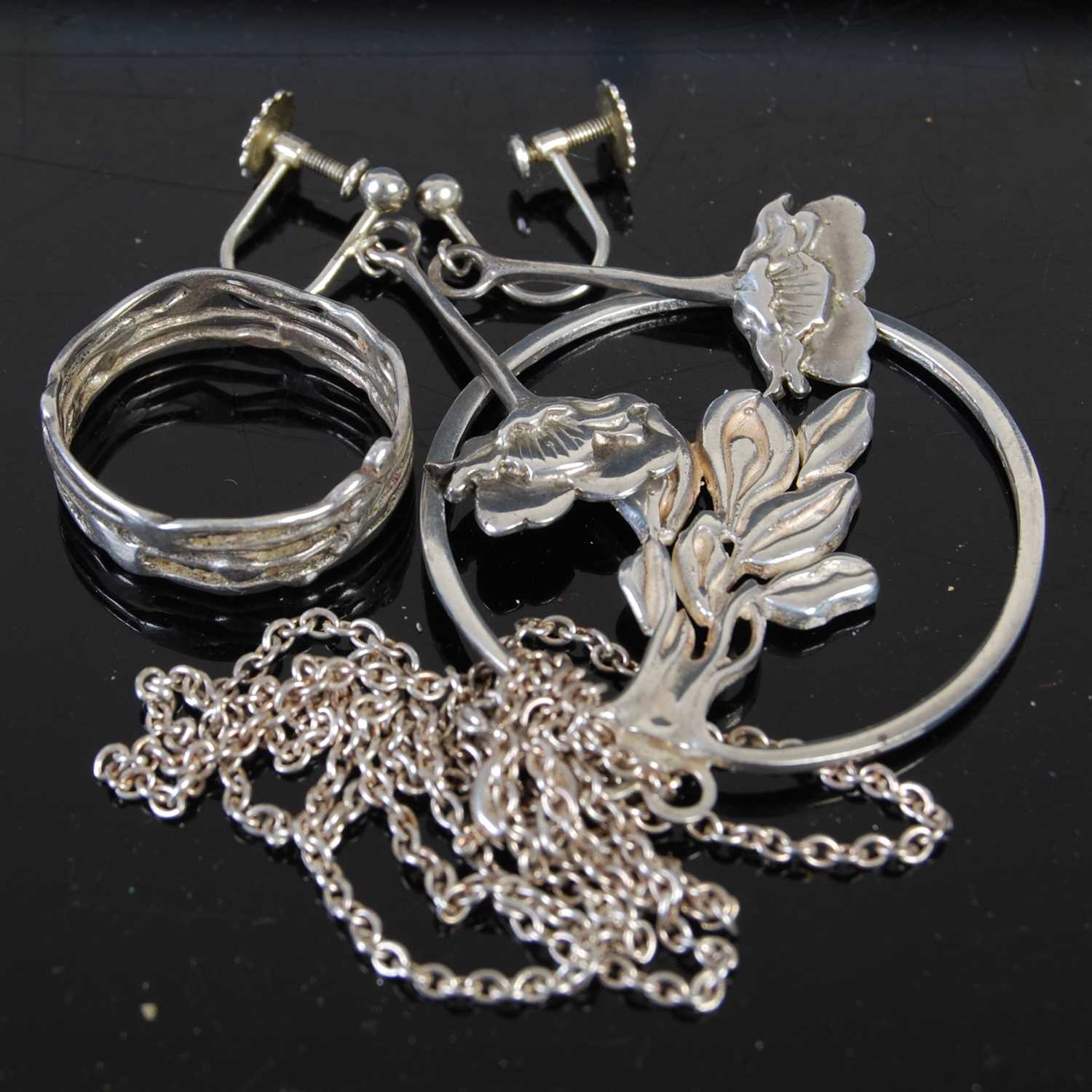 Lot 122 - Norman Grant, a silver pendant ring and pair...