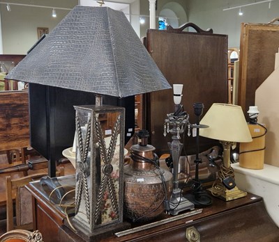 Lot 820 - A collection of six assorted table lamps to...