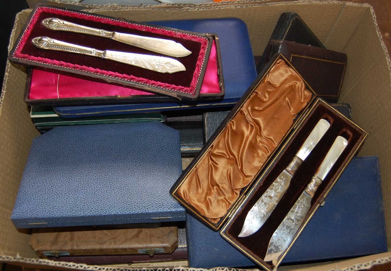 Lot 460 - Box - Assorted cased EPNS cutlery and flatware