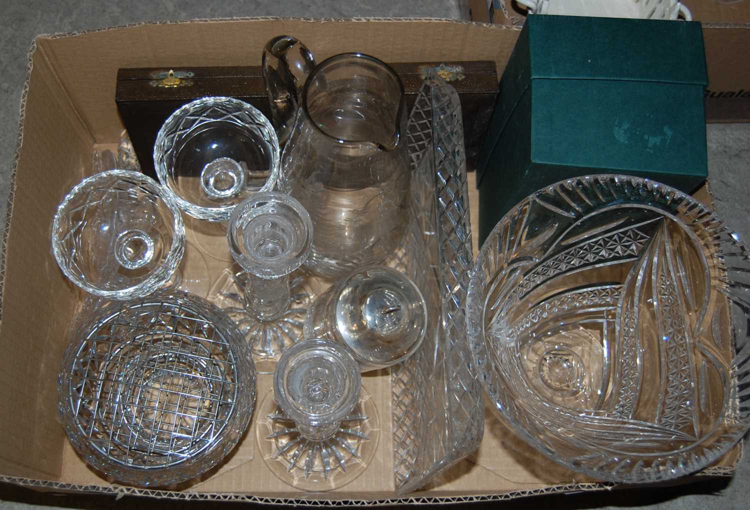 Lot 468 - Box - mixed glassware