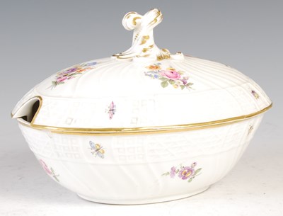 Lot 486 - A Meissen porcelain oval-shaped tureen and...