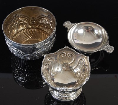 Lot 342 - A George IV silver quaich, Glasgow, 1822,...