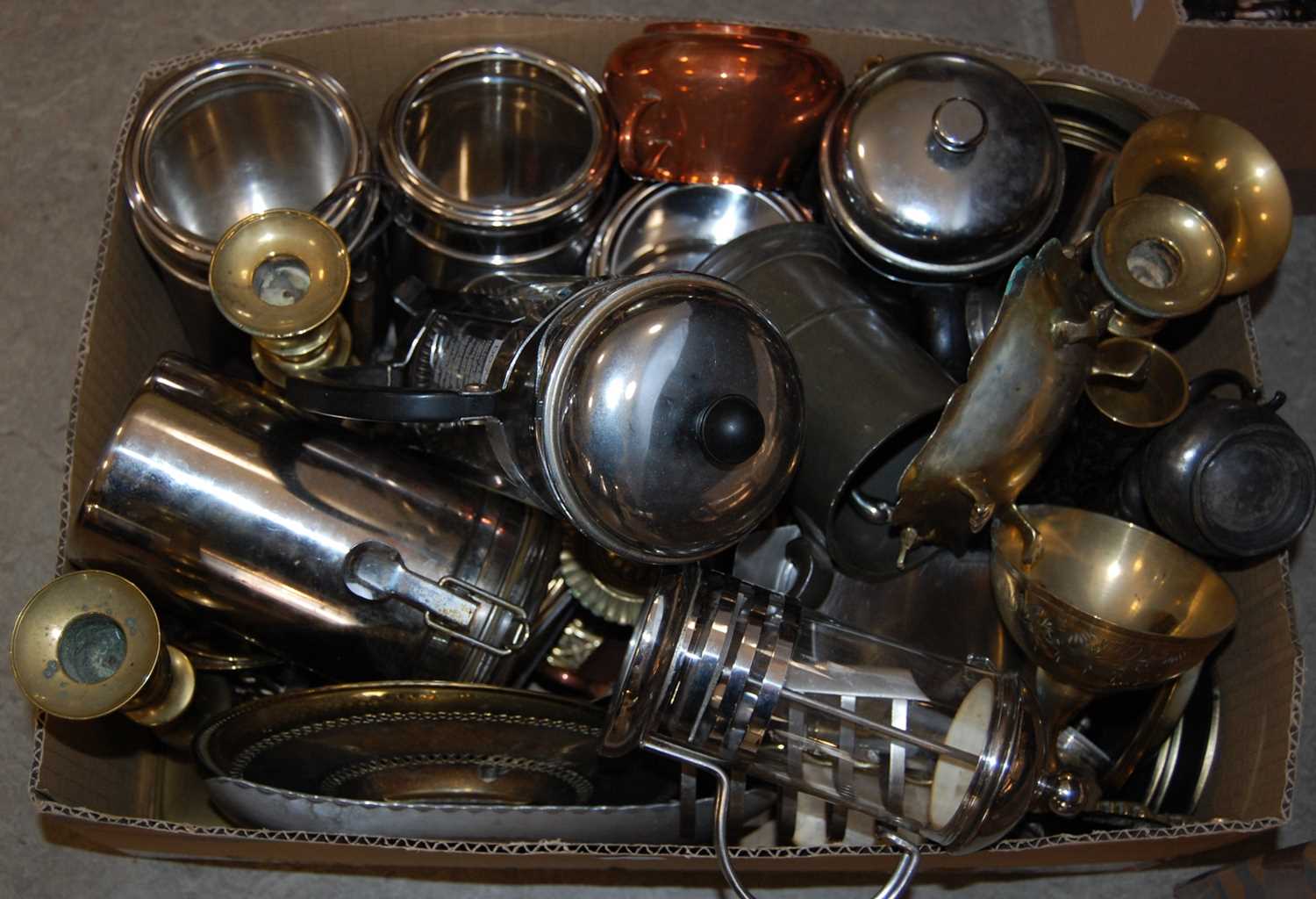 Lot 489 - Box - mixed metalware to include brass