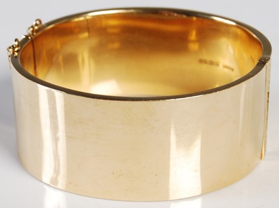 Lot 47 - An 18ct gold hinged bangle, one half with...