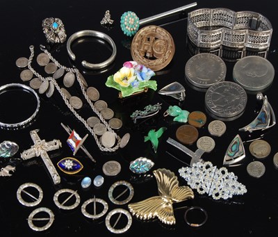 Lot 65 - A collection of assorted costume jewellery,...