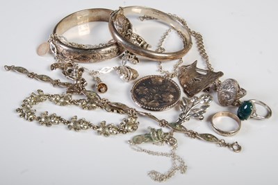 Lot 104 - A collection of assorted silver and white...