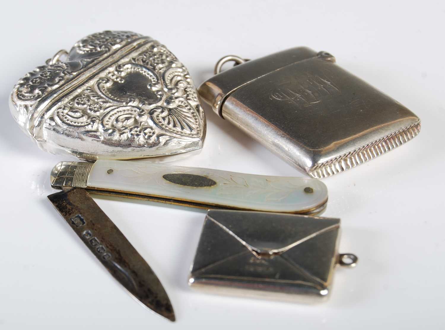 Lot 116 - A small group of silver to include