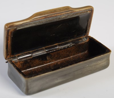 Lot 121 - A 19th century horn chequer pattern snuff box...