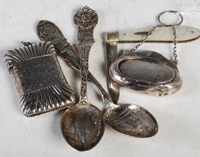 Lot 127 - A collection of silverware to include a...