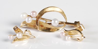 Lot 205 - A 9ct gold and pearl set brooch, gross weight...