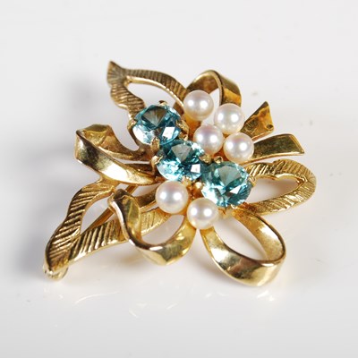 Lot 220 - A 9ct gold pearl and gem set brooch, gross...