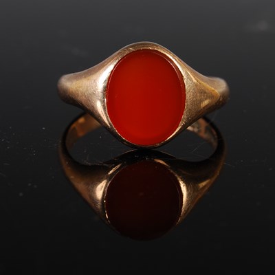 Lot 199 - A 9ct gold signet ring with carnelian insert,...