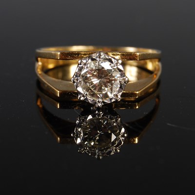 Lot 289 - A white and yellow metal solitaire diamond...