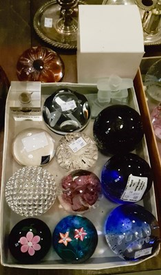 Lot 495 - A collection of fourteen assorted paperweights...