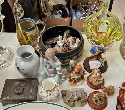 Lot 385 - A collection of assorted ceramics and glass to...