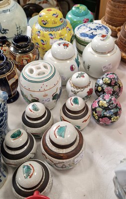 Lot 407 - A collection of assorted Chinese porcelain...