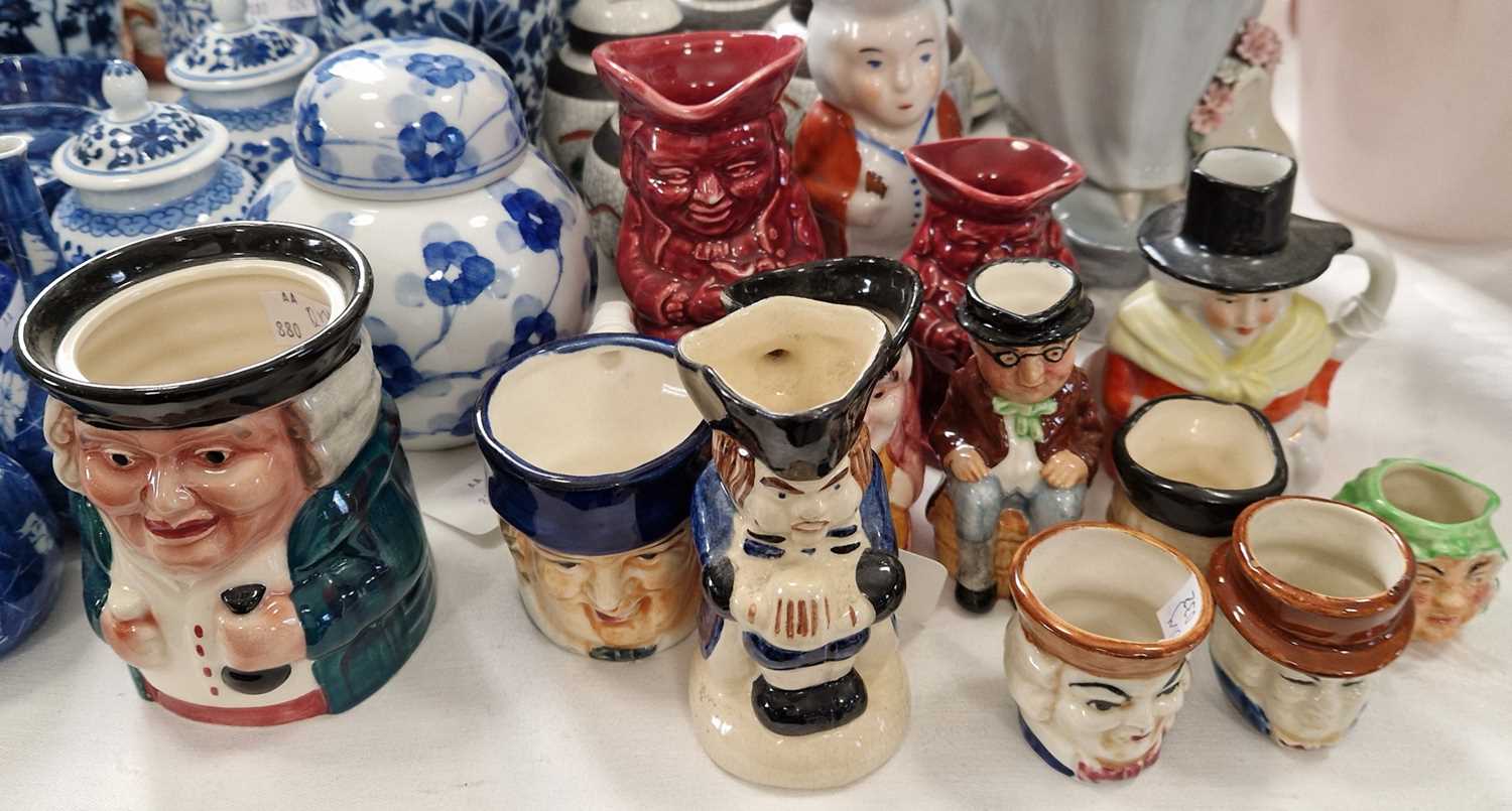 Lot 405 - A collection of assorted decorative