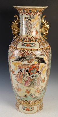 Lot 425 - A large decorative Japanese porcelain...