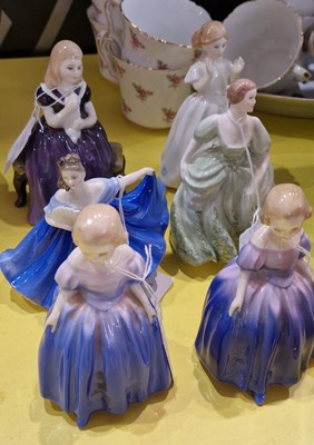 Lot 547 - A collection of five Royal Doulton figures to...